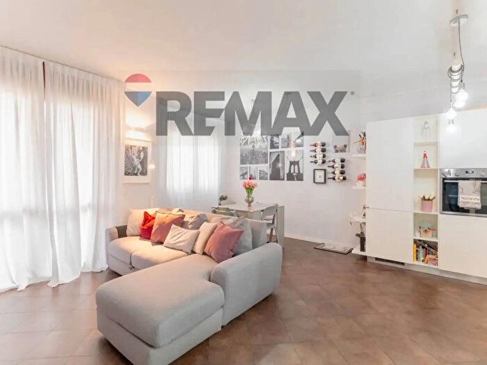 Appartamento trilocale in vendita in Via Romagna, Legnano