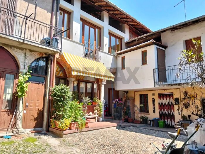 Appartamento quadrilocale in vendita in Piazza Parrocchiale, Galliate Lombardo