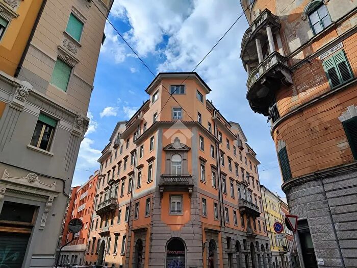Appartamento trilocale in vendita in Via di Cologna, Trieste