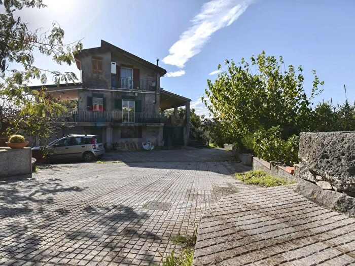 Casa con 6 locali in vendita in Via Croce del Sud, Catania