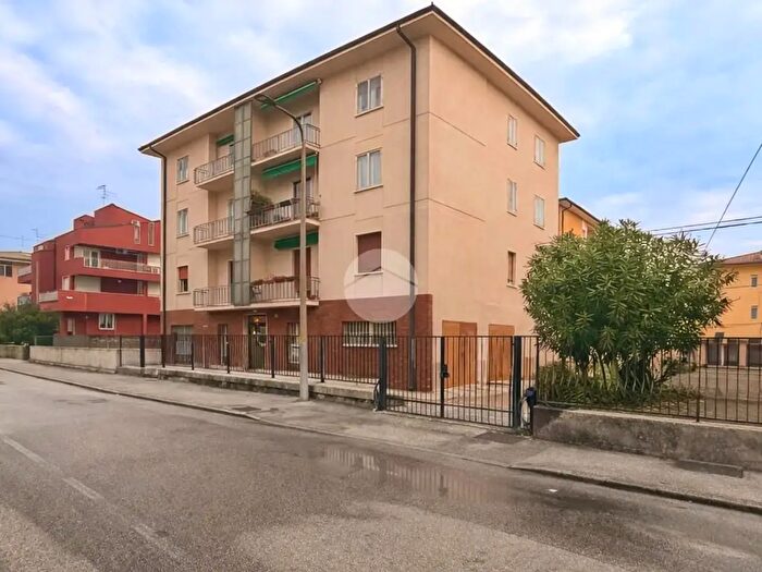 Appartamento quadrilocale in vendita in Via Marmolada, Verona