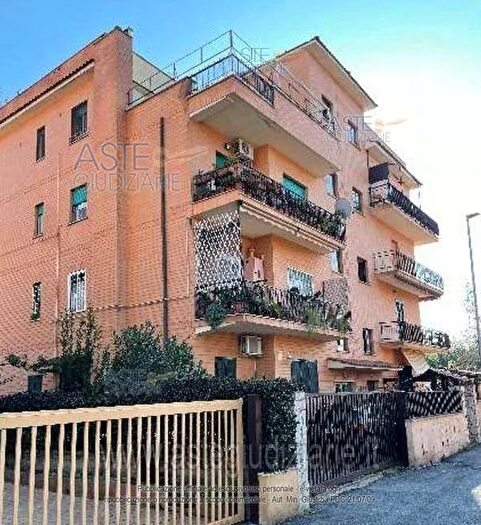 Appartamento trilocale in vendita in Via Castellanza, Roma