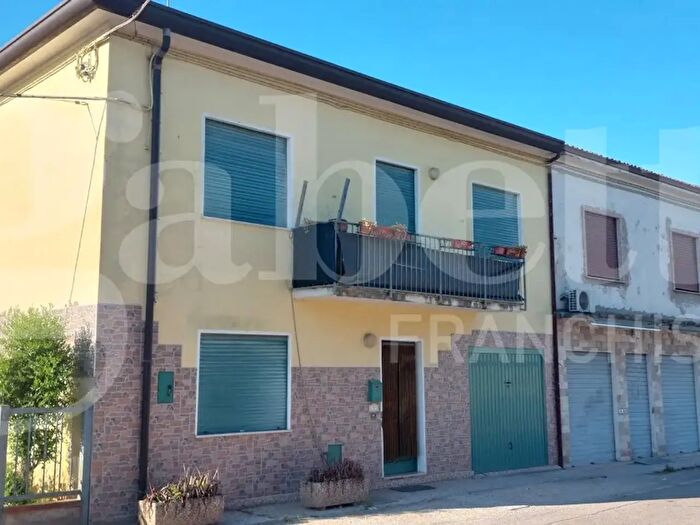 Casa con 5 locali in vendita in Porto Viro