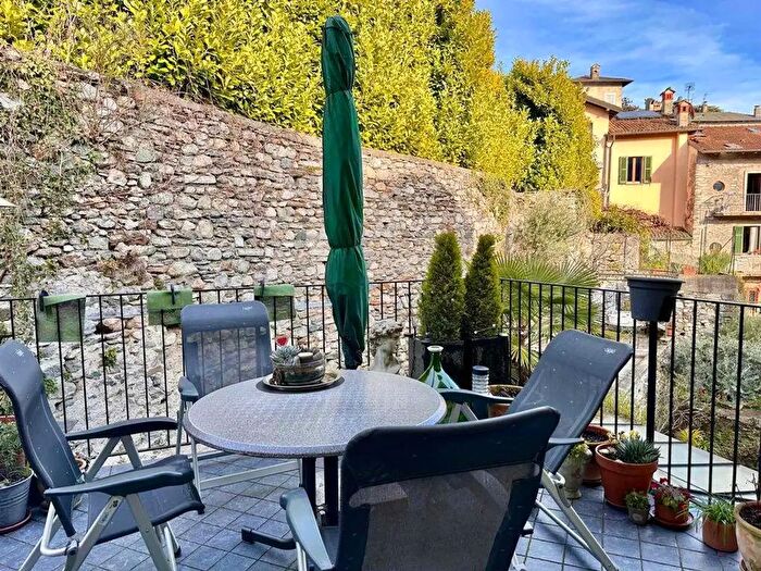 Appartamento quadrilocale in vendita in Gravedona ed Uniti