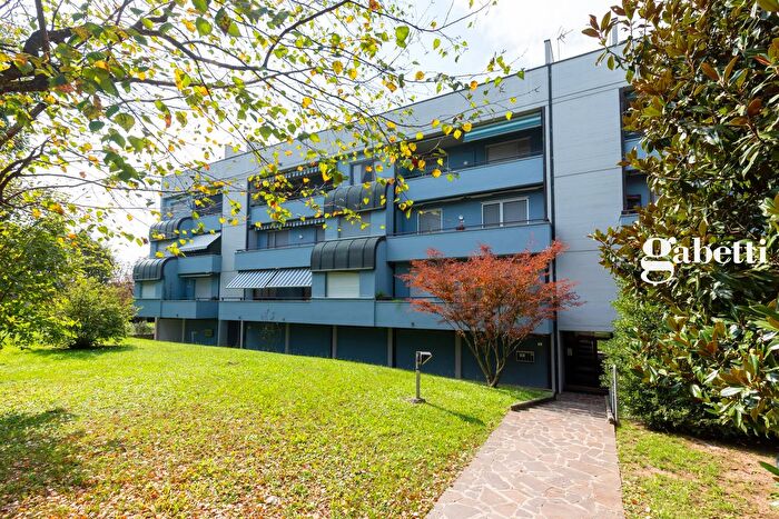 Appartamento quadrilocale in vendita in Via Marconi, Osnago