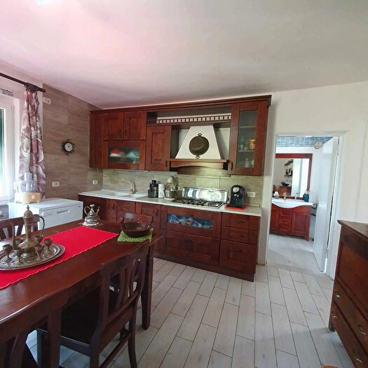 Casa con 9 locali in vendita in Via Aurelia, Sarzana
