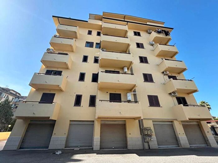 Appartamento con 5 locali in affitto in Vico Ferruccio, Modena San Giorgio Extra, Reggio Calabria