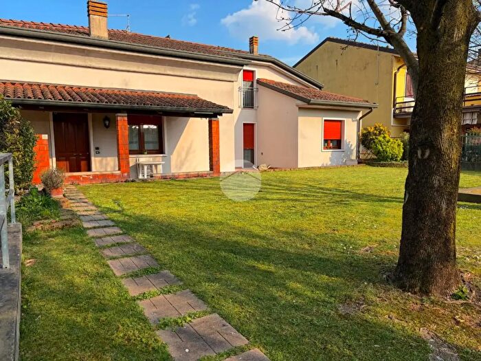 Casa quadrilocale in vendita in Via Roma, Castel DAzzano