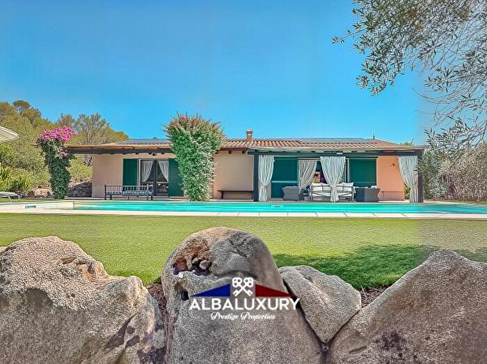 Casa con 6 locali in vendita in Via Monte Moro, Arzachena