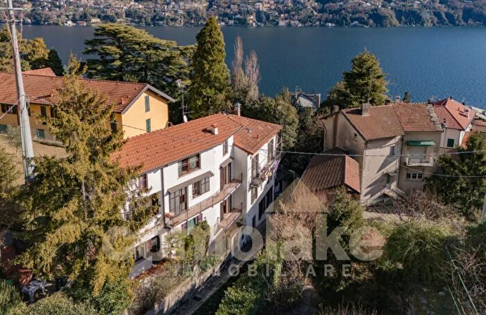 Appartamento con 5 locali in vendita in Laglio