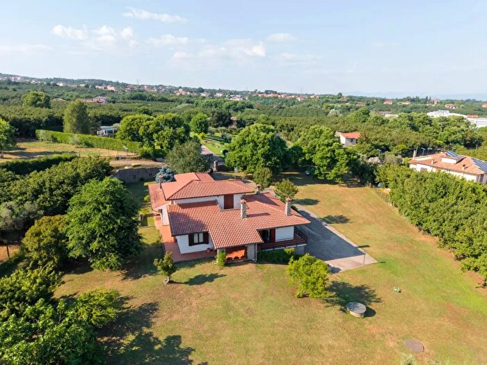 Casa con 7 locali in vendita in Località Riario Snc, Caprarola
