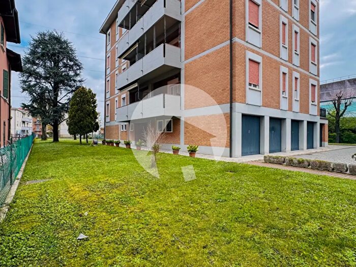 Appartamento con 6 locali in vendita in Via Massimo Samoggia, Reggio Emilia