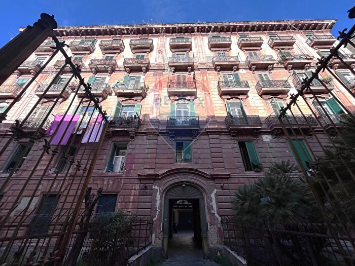 Appartamento con 5 locali in vendita in Vico Sacramento, Napoli