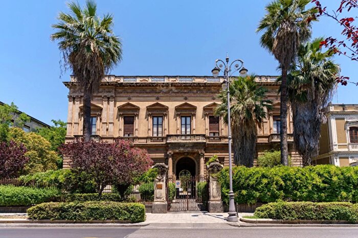 Appartamento con 6 locali in vendita in Ale Regina Margherit, Catania