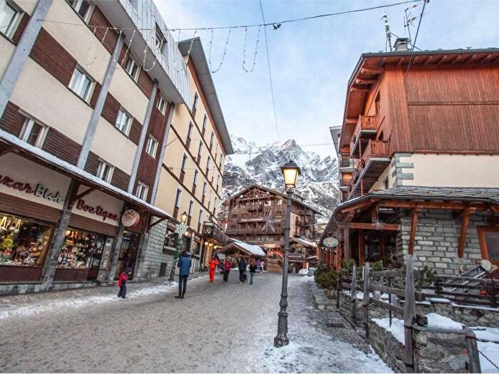 Appartamento trilocale in affitto in Via Carrel, Breuilcervinia, Valtournenche