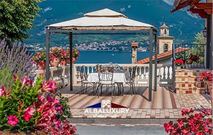 Casa con 6 locali in vendita in Via Stoppani, Oliveto Lario