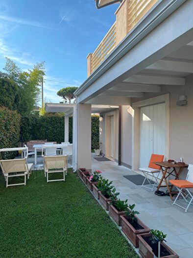 Casa con 5 locali in vendita in Montignoso