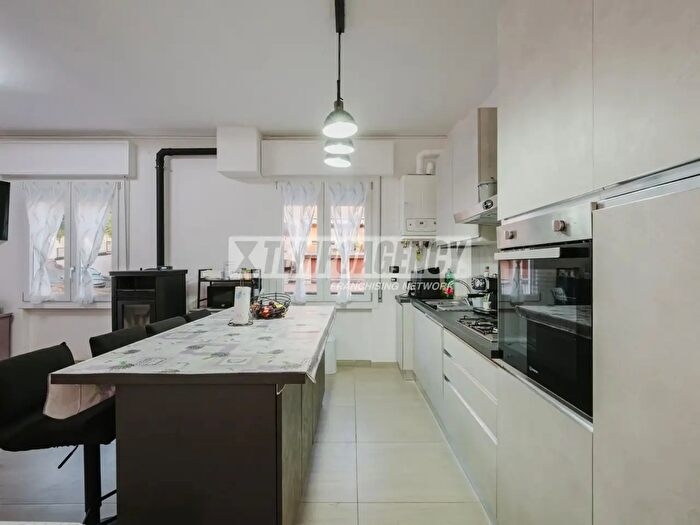 Appartamento con 5 locali in vendita in Via Giardini Sud, Serramazzoni