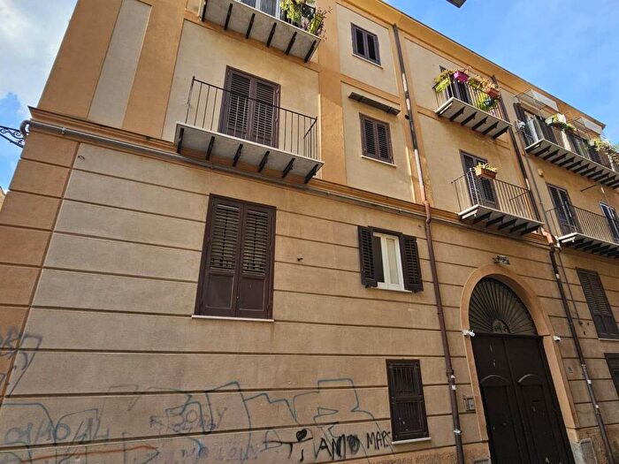 Appartamento trilocale in affitto in Via Savona, Kalsa, Palermo