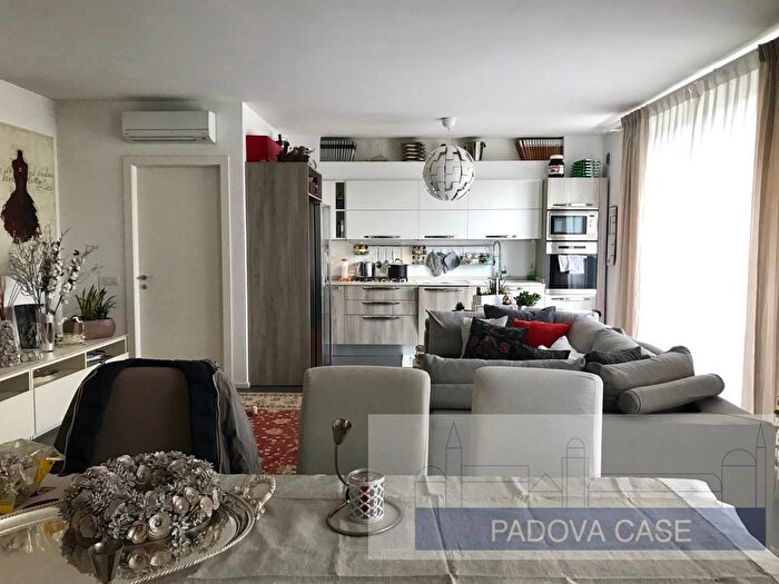 Casa con 6 locali in vendita in Via degli Artisti, Padova