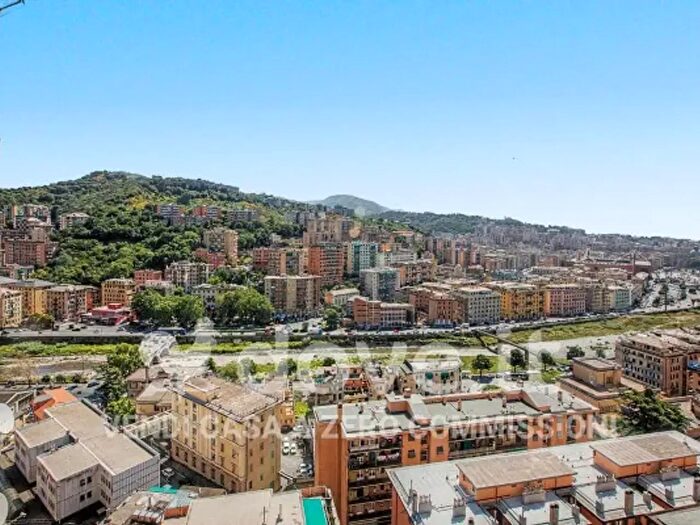 Appartamento trilocale in vendita in Via Davide Menini, Genova