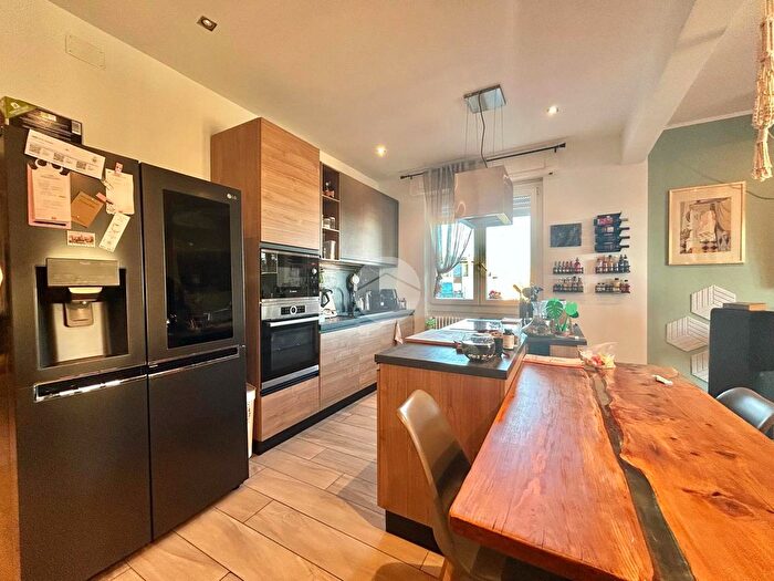 Appartamento con 5 locali in vendita in Via Genova, Savona