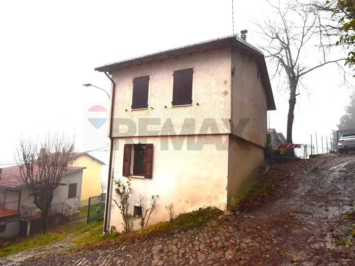 Casa con 6 locali in vendita in Via Case Forte, Tizzano Val Parma