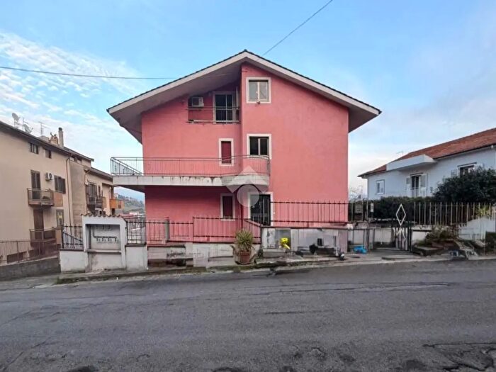 Appartamento trilocale in vendita in Via Mattia Preti, Mendicino