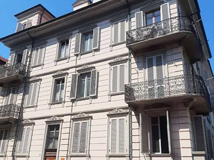 Appartamento trilocale in affitto in via Legnano, Crocetta, Torino