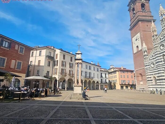 Appartamento trilocale in affitto in Monza