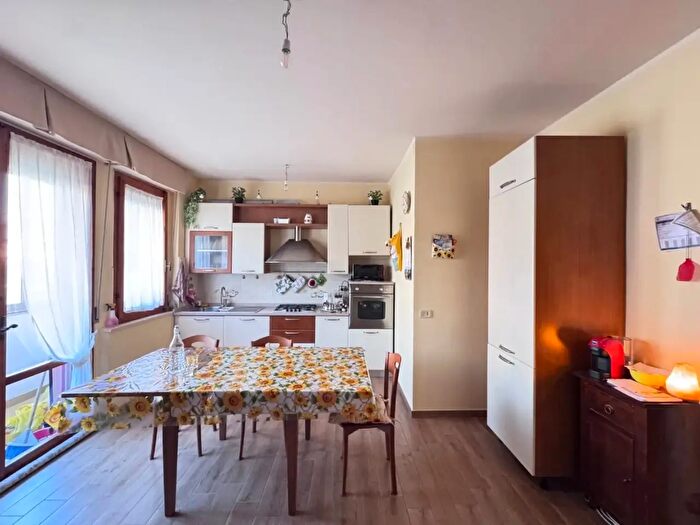 Appartamento con 5 locali in vendita in Cascina