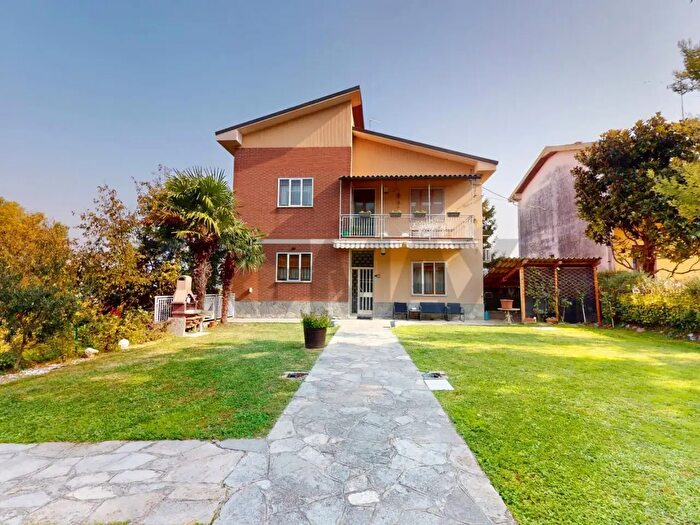 Casa con 8 locali in vendita in Via Ernesto Panza, San Salvatore Monferrato