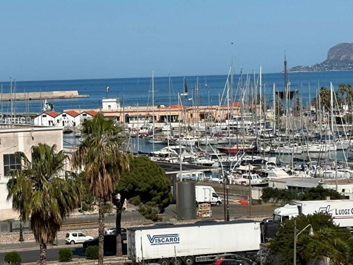 Appartamento trilocale in affitto in Via Castello, Castellammare, Palermo