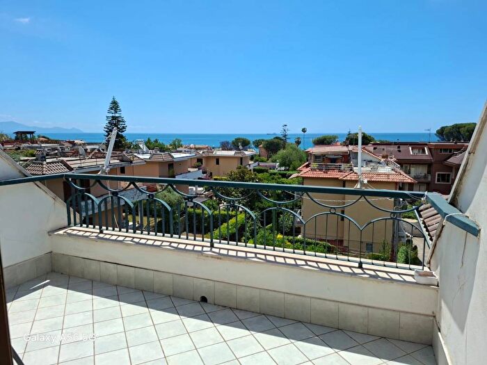 Casa trilocale in affitto in Via Alessandro De Meo, Centro, Formia