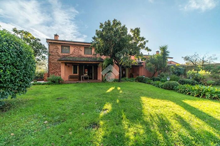 Casa con 9 locali in vendita in Via Baccanello, Formello