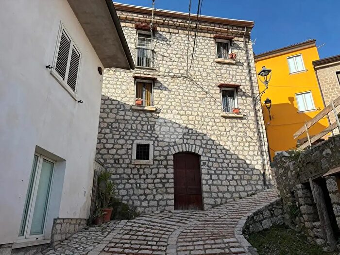 Casa trilocale in vendita in Via Vittorio Emanuele, Campoli Del Monte Taburno