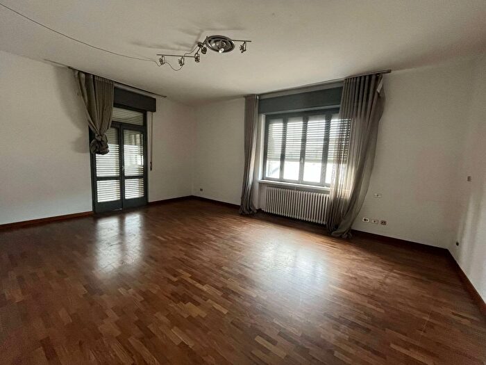 Casa con 14 locali in vendita in Via Maggio, Piacenza