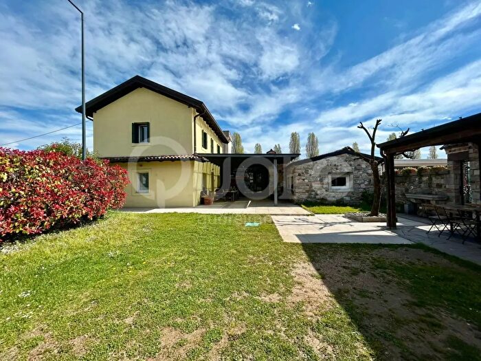 Casa con 10 locali in vendita in Via Baldasseria Bassa, Udine