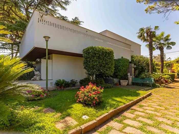 Casa con 10 locali in vendita in Via Bitritto, Bari