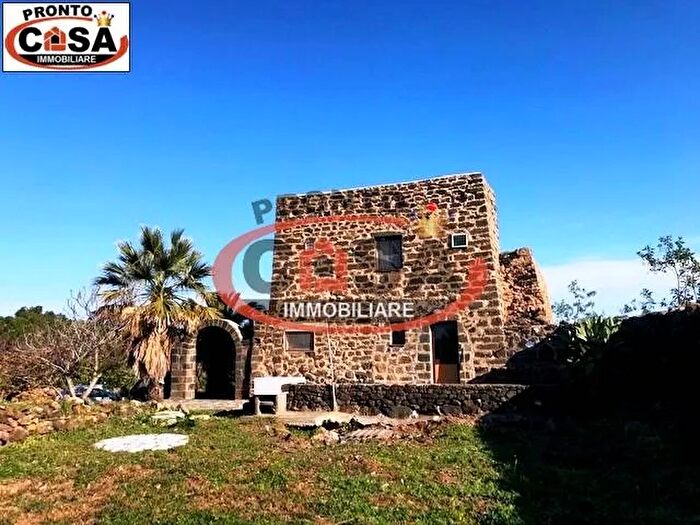 Casa con 5 locali in vendita in Pantelleria