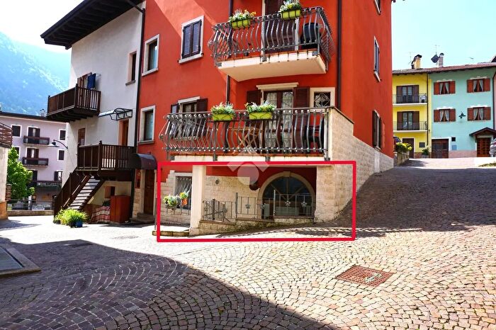 Appartamento trilocale in vendita in Via Guglielmo Marconi, Molveno