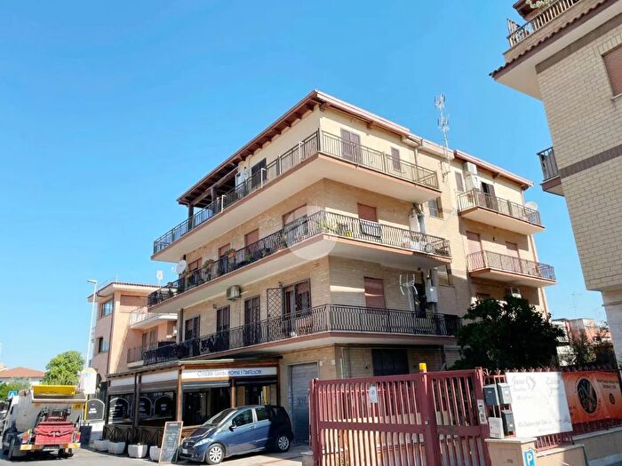 Appartamento trilocale in vendita in Via Emiliano degli Orfini, Roma