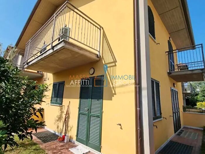 Appartamento con 6 locali in vendita in Via Quercioli, Massa