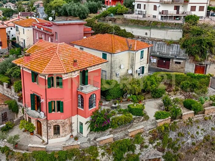 Appartamento con 8 locali in vendita in Via Trieste, Torrita Tiberina