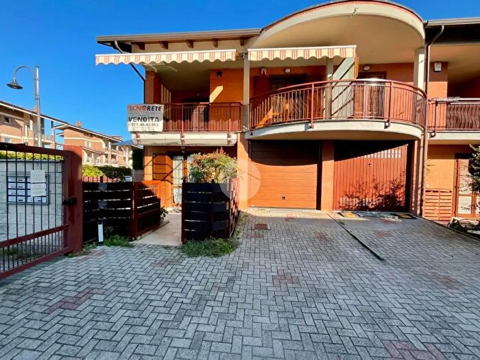 Casa con 6 locali in vendita in Via Gandhi, Leini