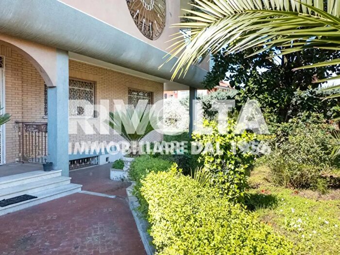 Casa con 8 locali in vendita in Via Rocca Imperiale, Roma