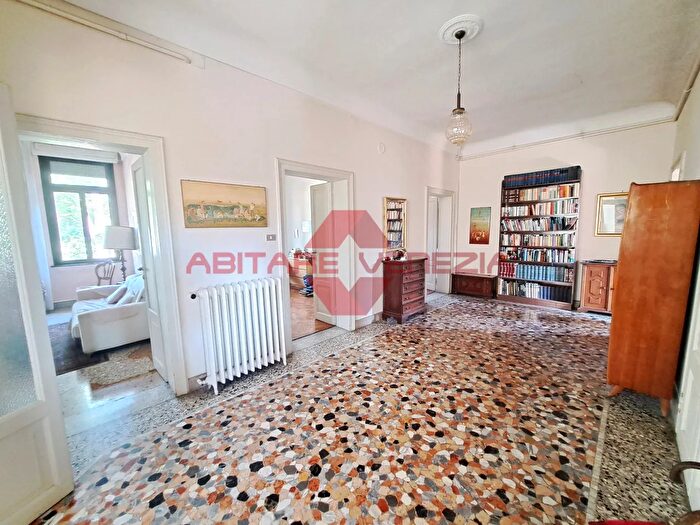 Appartamento con 5 locali in vendita in Via Sandro Gallo, Venezia