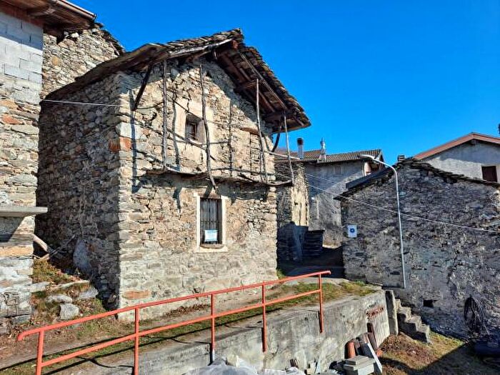 Casa trilocale in vendita in Via Bugiallo, Sorico