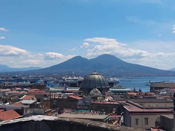 Appartamento con 5 locali in vendita in Via Cedronio, Napoli