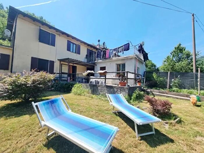 Casa con 6 locali in vendita in Neirone